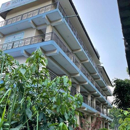 Silent Park Hotel Sauraha Buitenkant foto