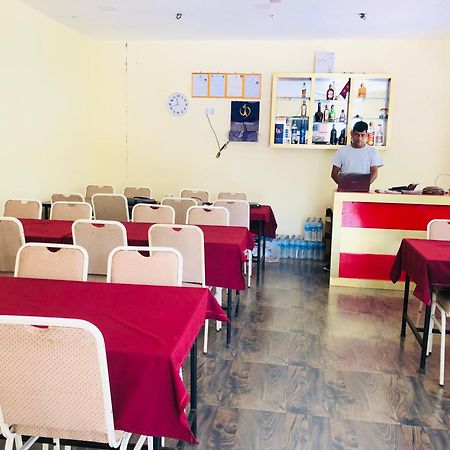 Silent Park Hotel Sauraha Buitenkant foto