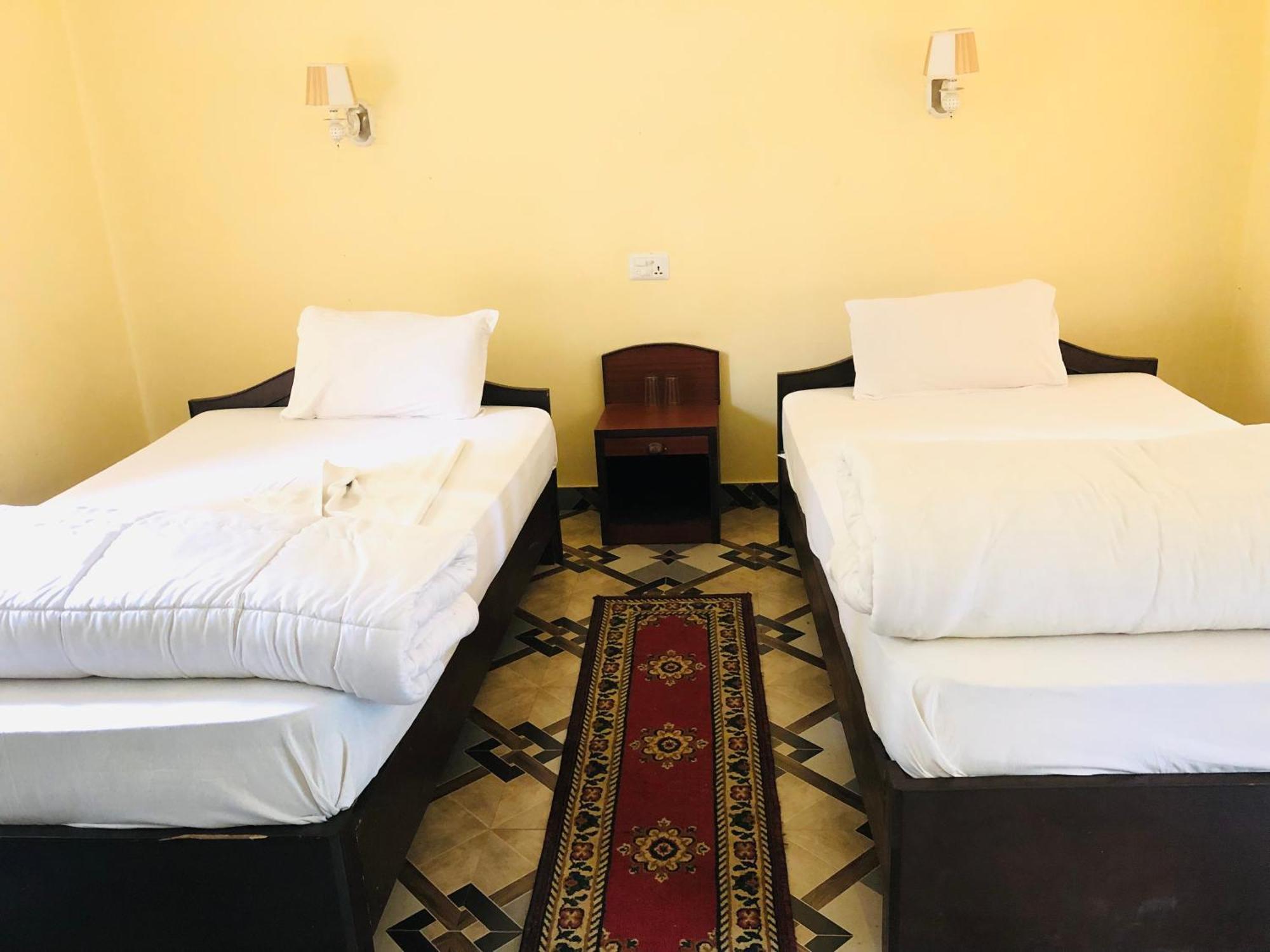 Silent Park Hotel Sauraha Buitenkant foto