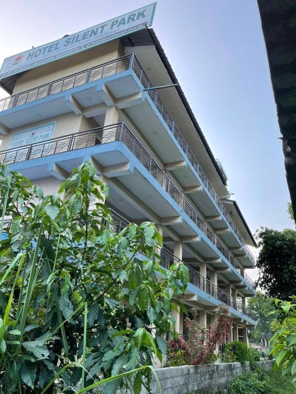 Silent Park Hotel Sauraha Buitenkant foto