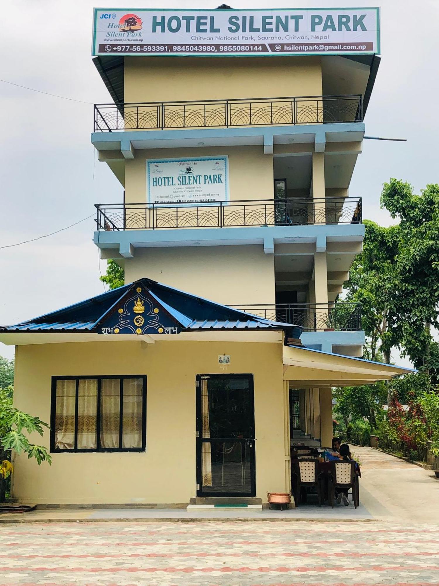 Silent Park Hotel Sauraha Buitenkant foto