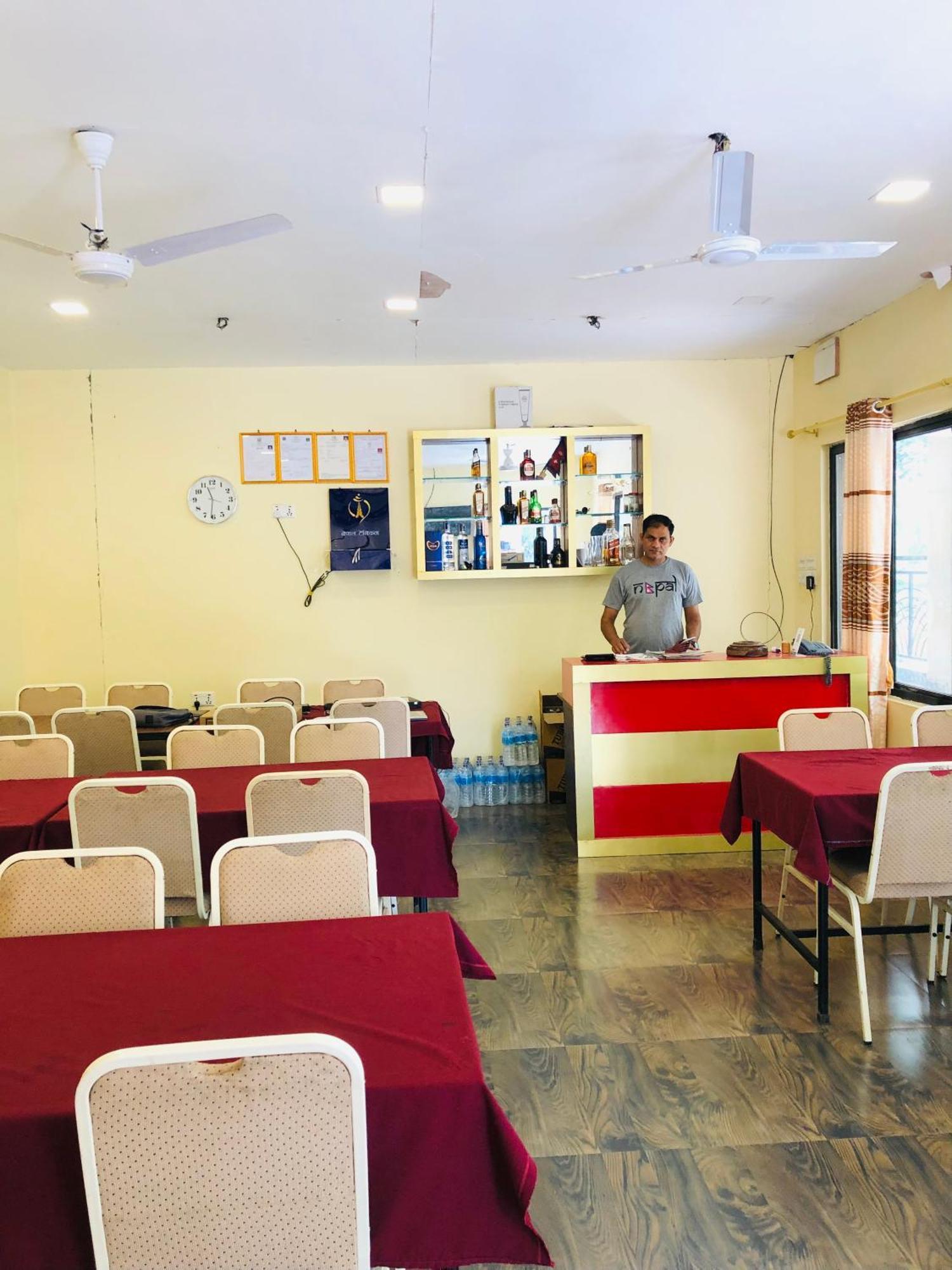 Silent Park Hotel Sauraha Buitenkant foto