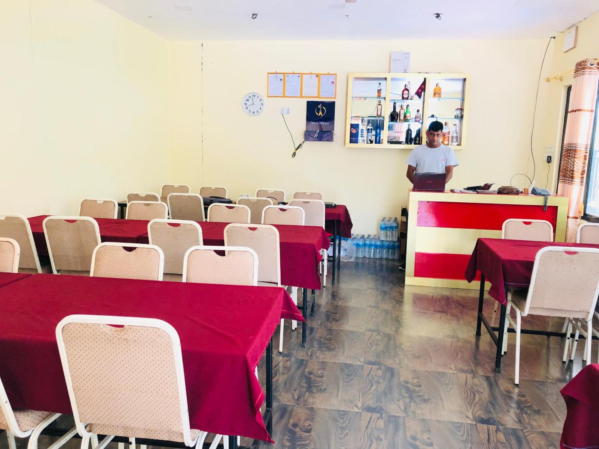 Silent Park Hotel Sauraha Buitenkant foto