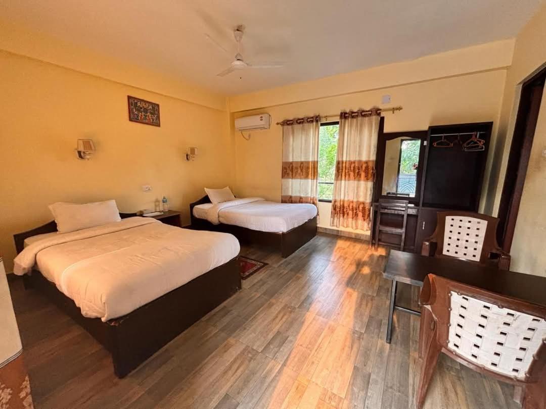 Silent Park Hotel Sauraha Buitenkant foto