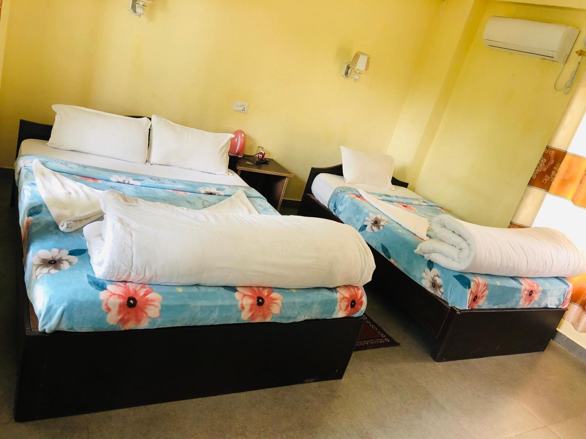 Silent Park Hotel Sauraha Buitenkant foto