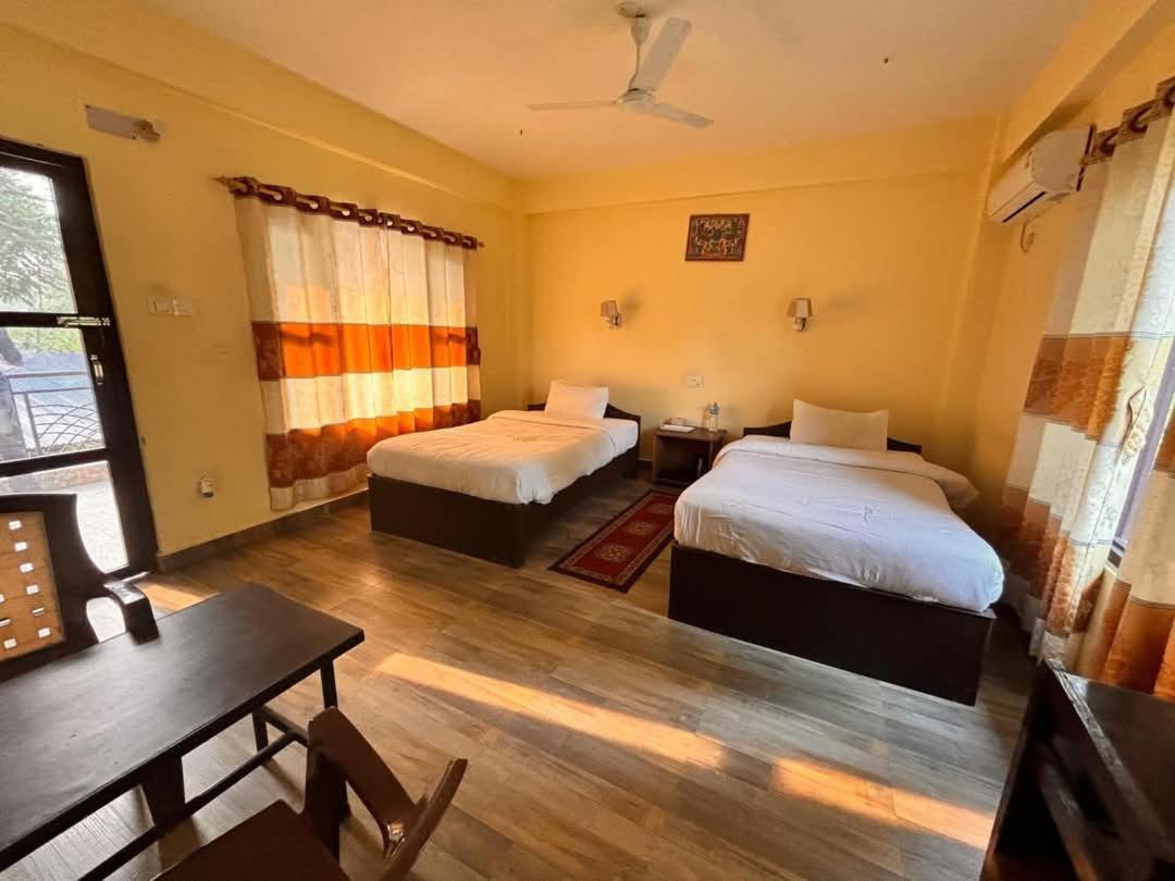 Silent Park Hotel Sauraha Buitenkant foto